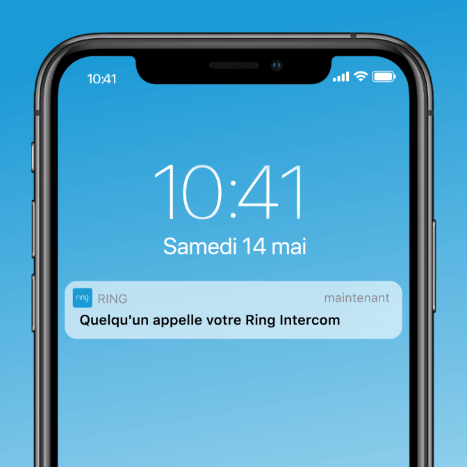 Le téléphone affiche des alertes en temps réel pour l'interphone, l'entrée du résident et la livraison Amazon.