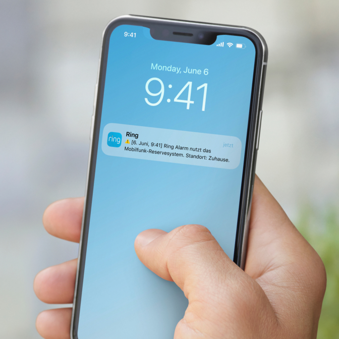 Smartphone zeigt Ring-Benachrichtigung über Alarm im Mobilfunk-Backup-Betrieb mit Uhrzeit und Datum.