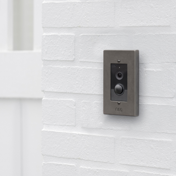 Ring Video Doorbell Elite bündig in eine strukturierte Hausfassade eingebaut.