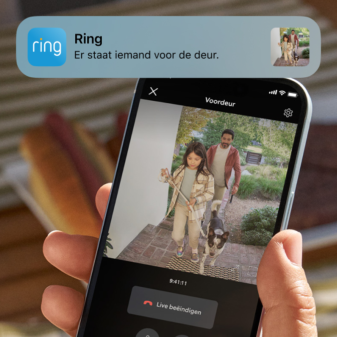 Smartphone toont live Ring-video van bezoekers bij voordeur, met bewegingsmelding en belopties op scherm.