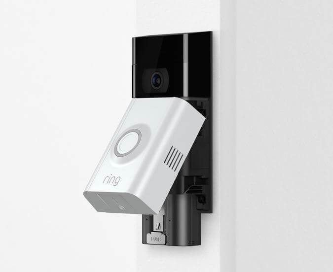 Ring doorbell fixée au mur, montrant la façade surélevée et le bloc-batterie à retrait rapide.