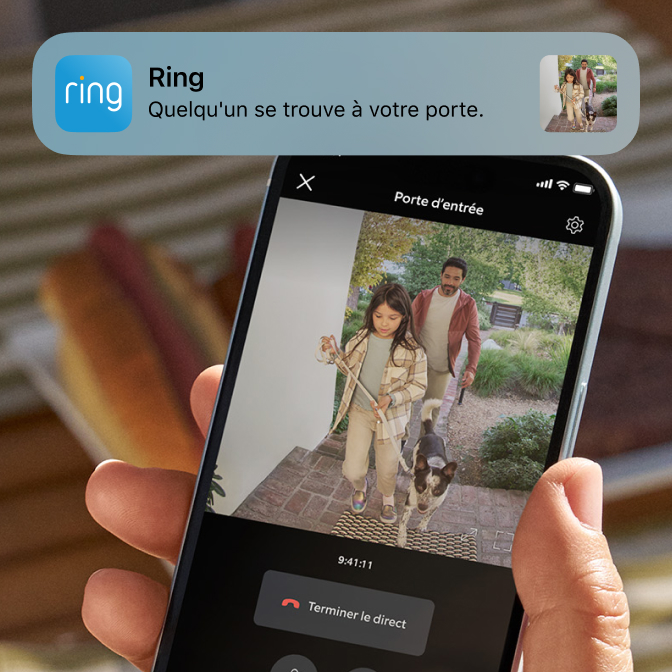Smartphone affichant une vidéo Ring en direct des visiteurs à la porte, avec alertes de mouvement et options d'appel