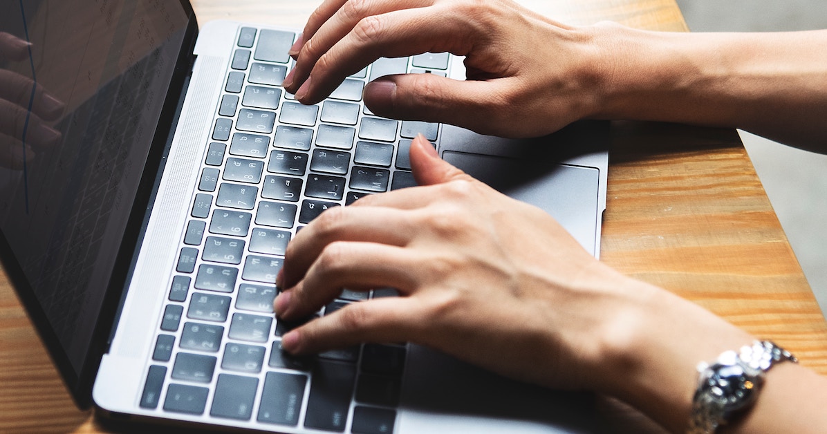 Pessoa digitando em teclado