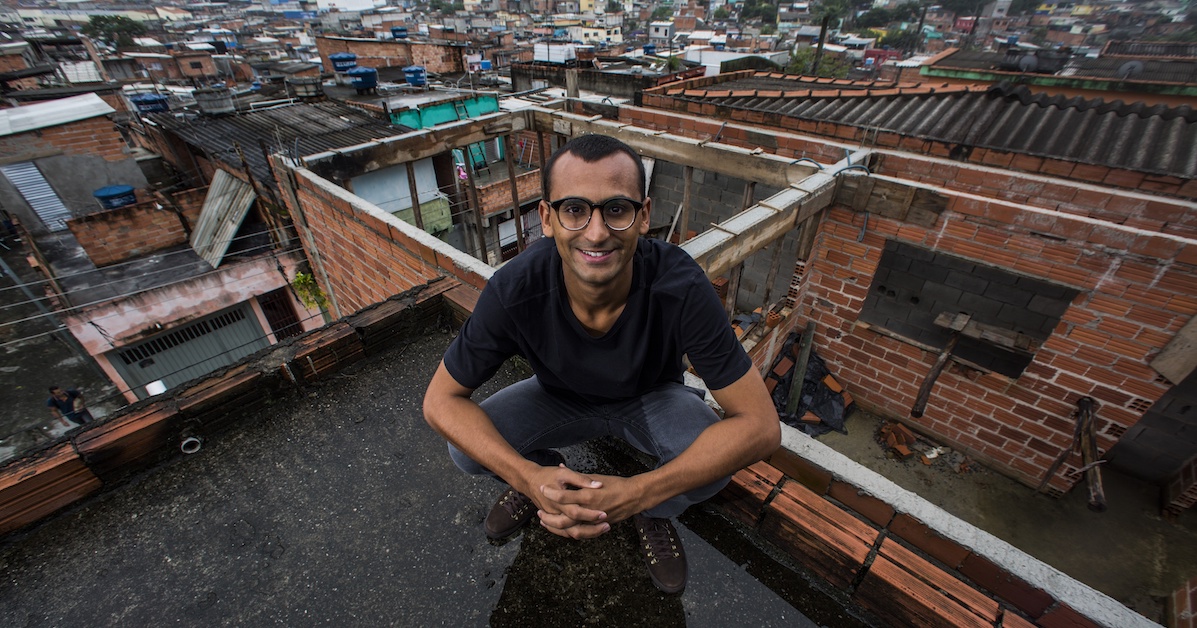 Eduardo Lyra, da Gerando Falcões, na laje de uma favela paulista