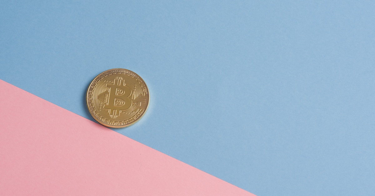 Imagem simbólica de Bitcoin sobre papel bicolor
