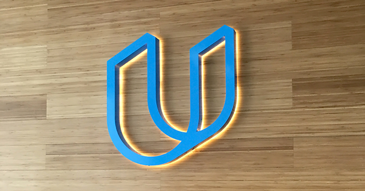 Logo da Udacity em parede de madeira