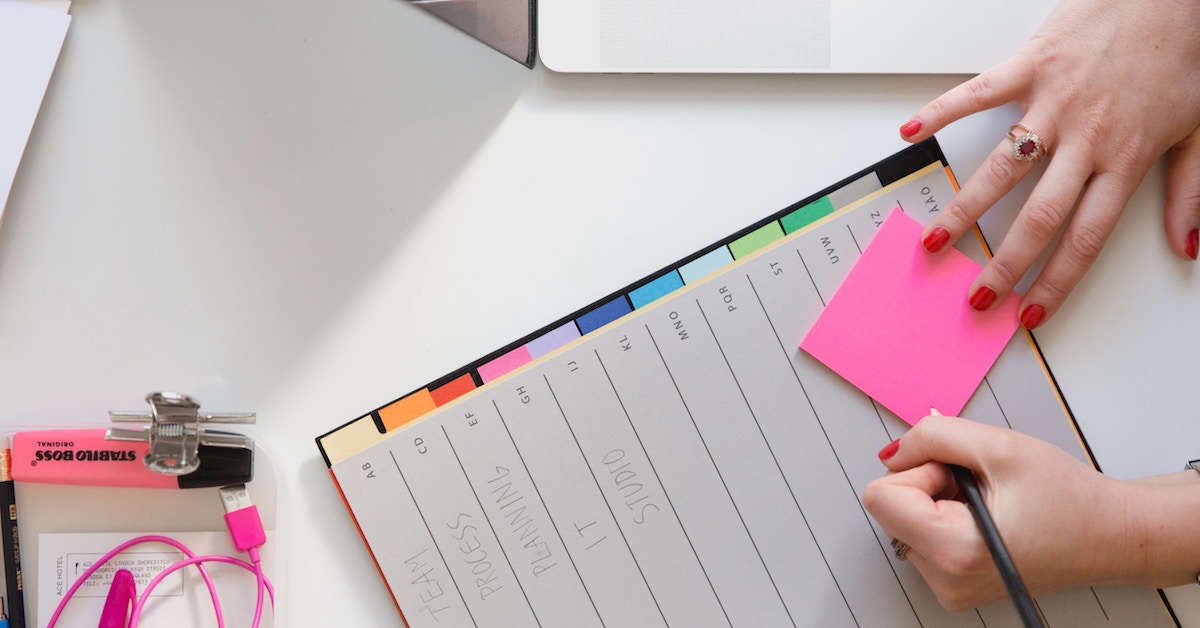 Pessoa anotando em post-it