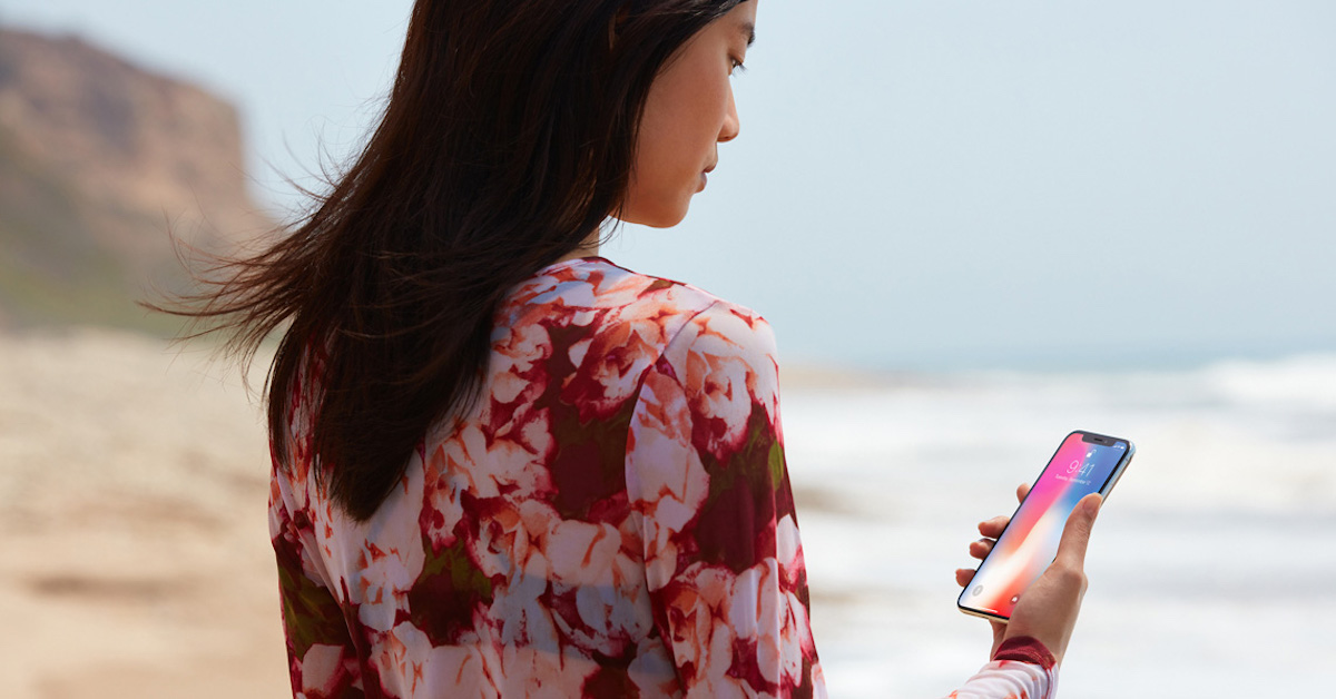 Mulher destravando iPhone utilizando Face ID, uma tecnologia de reconhecimento facial em celulares