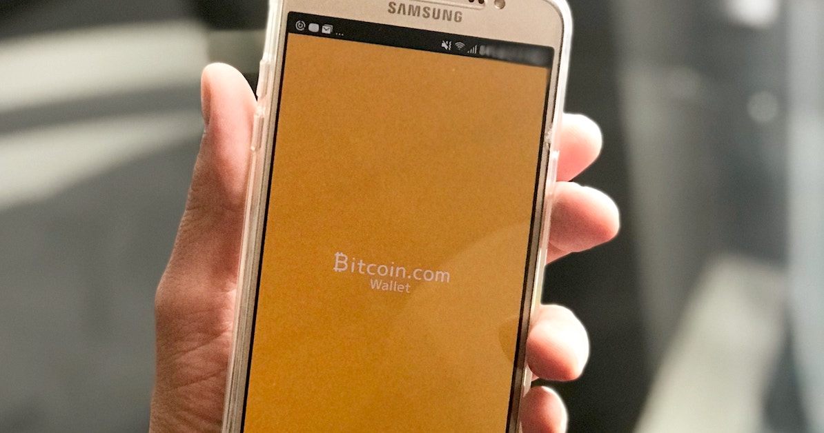 Pessoa usando aplicativo de carteira Bitcoin no celular