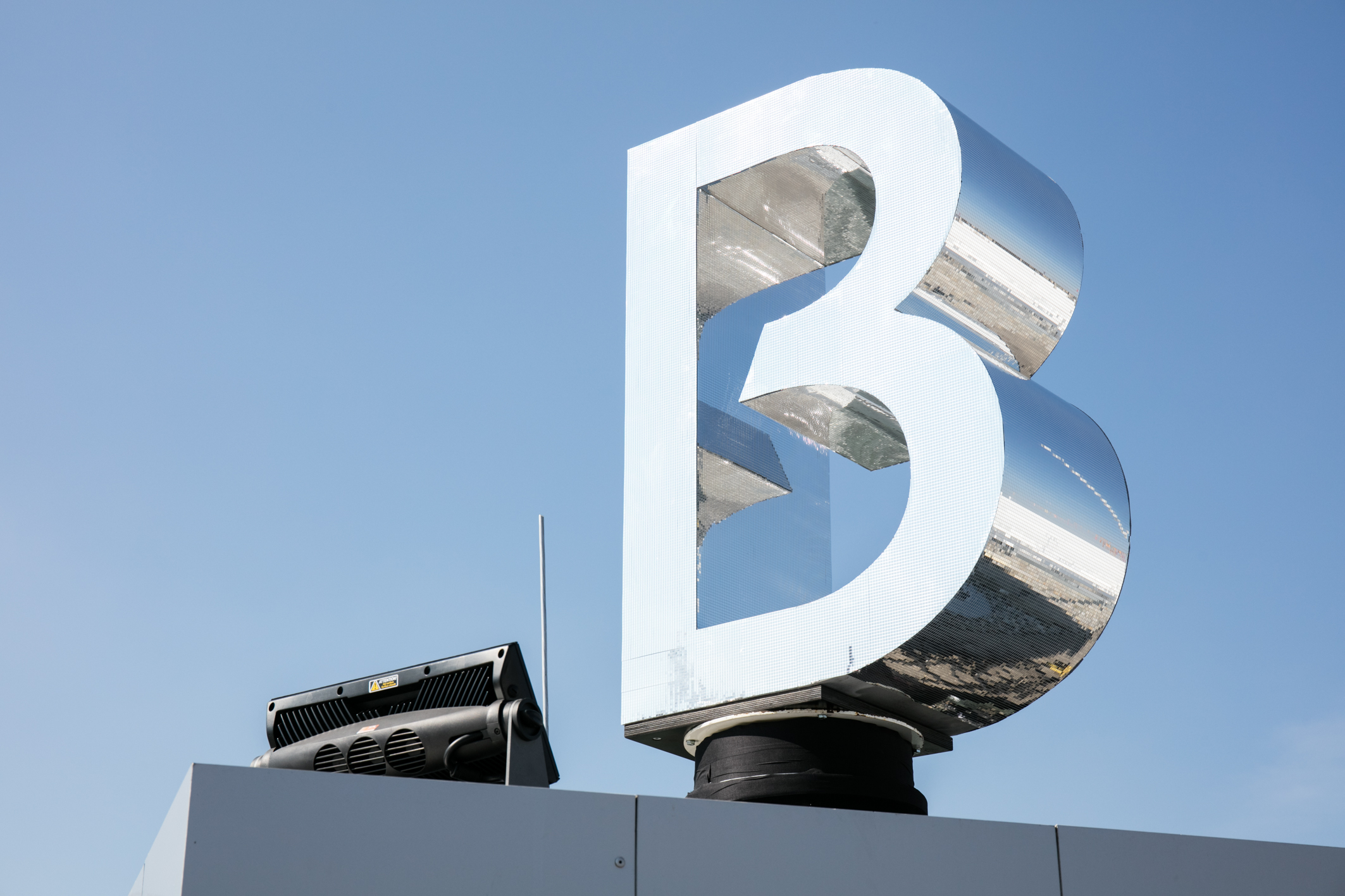 Bertelsmann Logo vor blauem Himmel