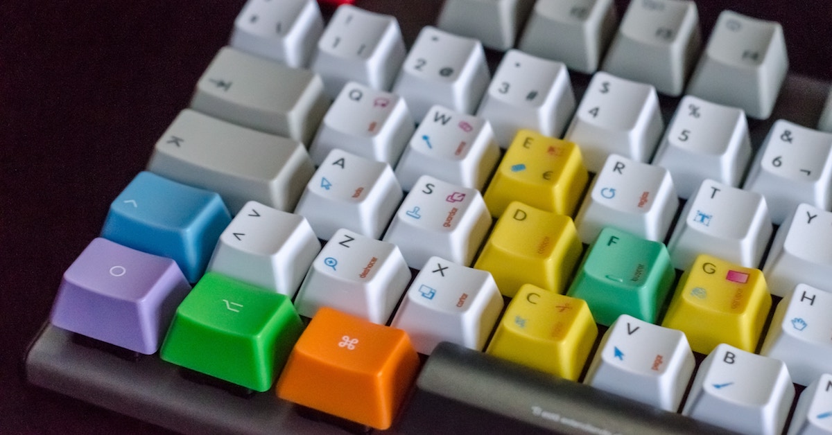 Teclado de computador com telas coloridas