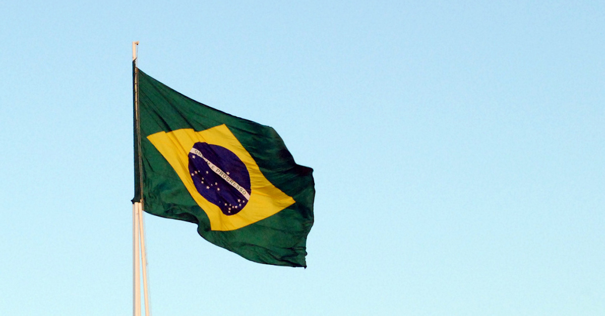 Bandeira do Brasil ao vento - investimentos startup Brasil