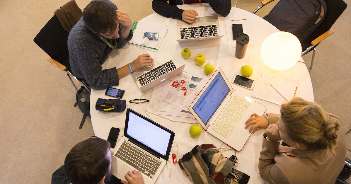 Pessoas trabalhando durante hackathon