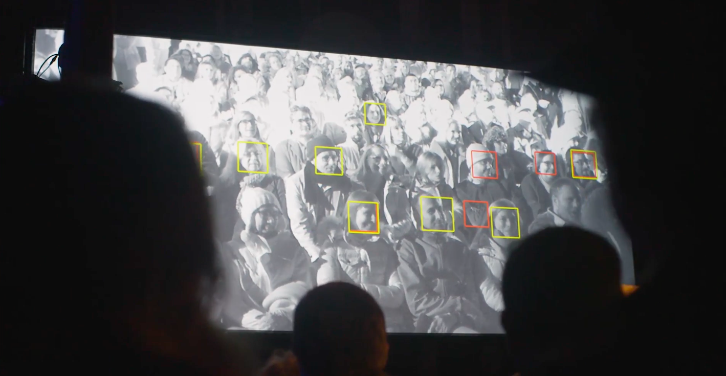 Maschinelle Gesichtserkennung in einer Filmvorführung