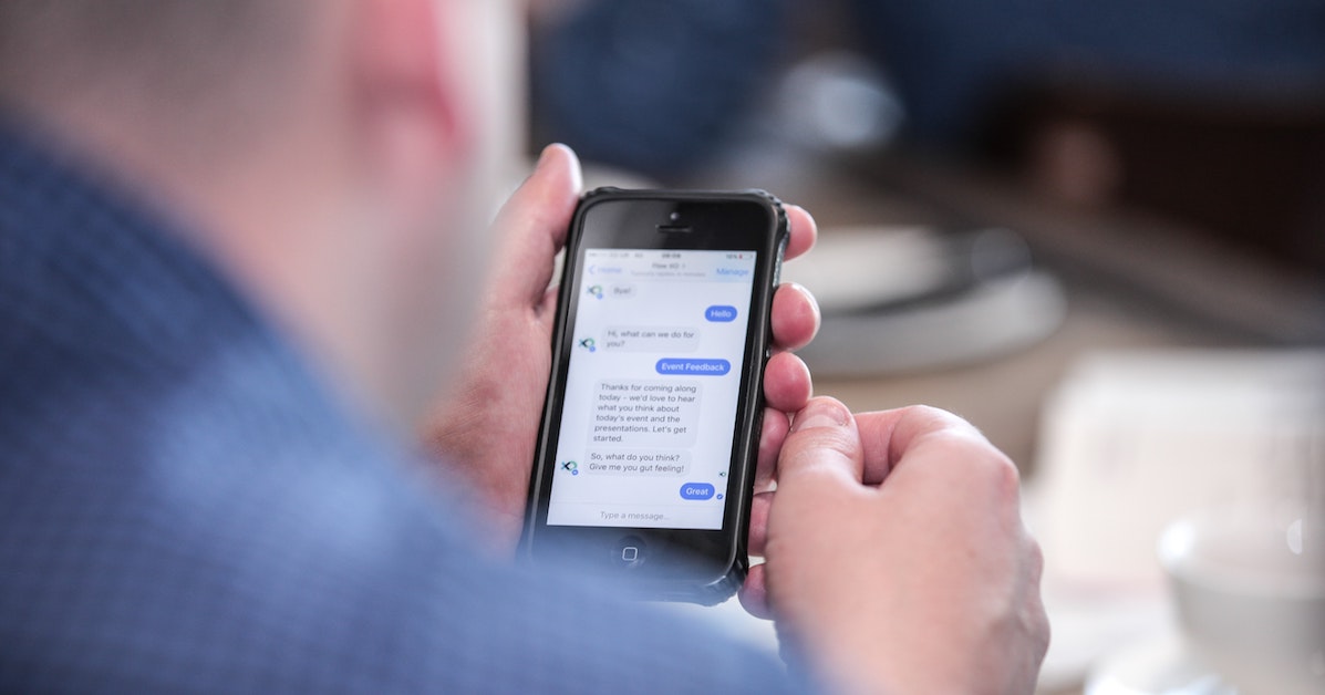 Pessoa utilizando um chatbot no celular