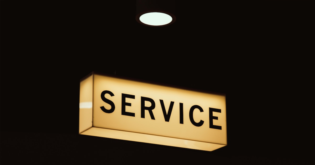 Luminoso com a palavra serviço em inglês