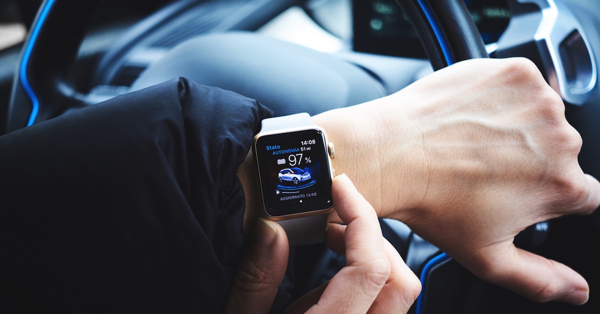 Smart watch mostra quanto tempo de autonomia um carro elétrico tem – exemplo de Internet das Coisas