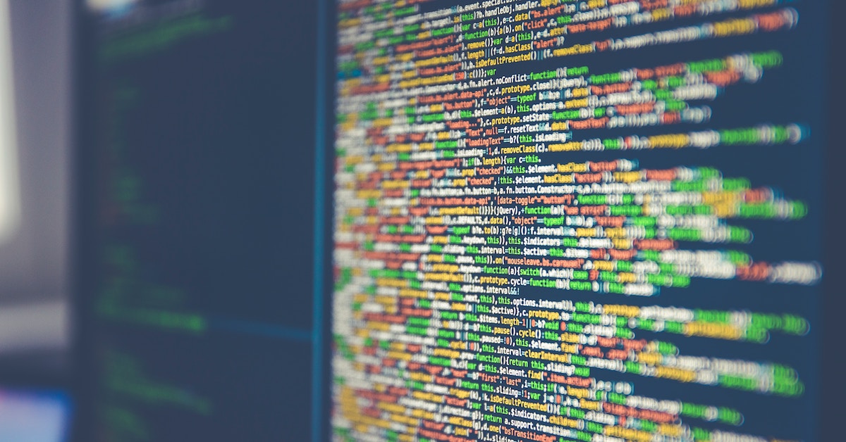 Monitor repleto de linhas escritas em Python