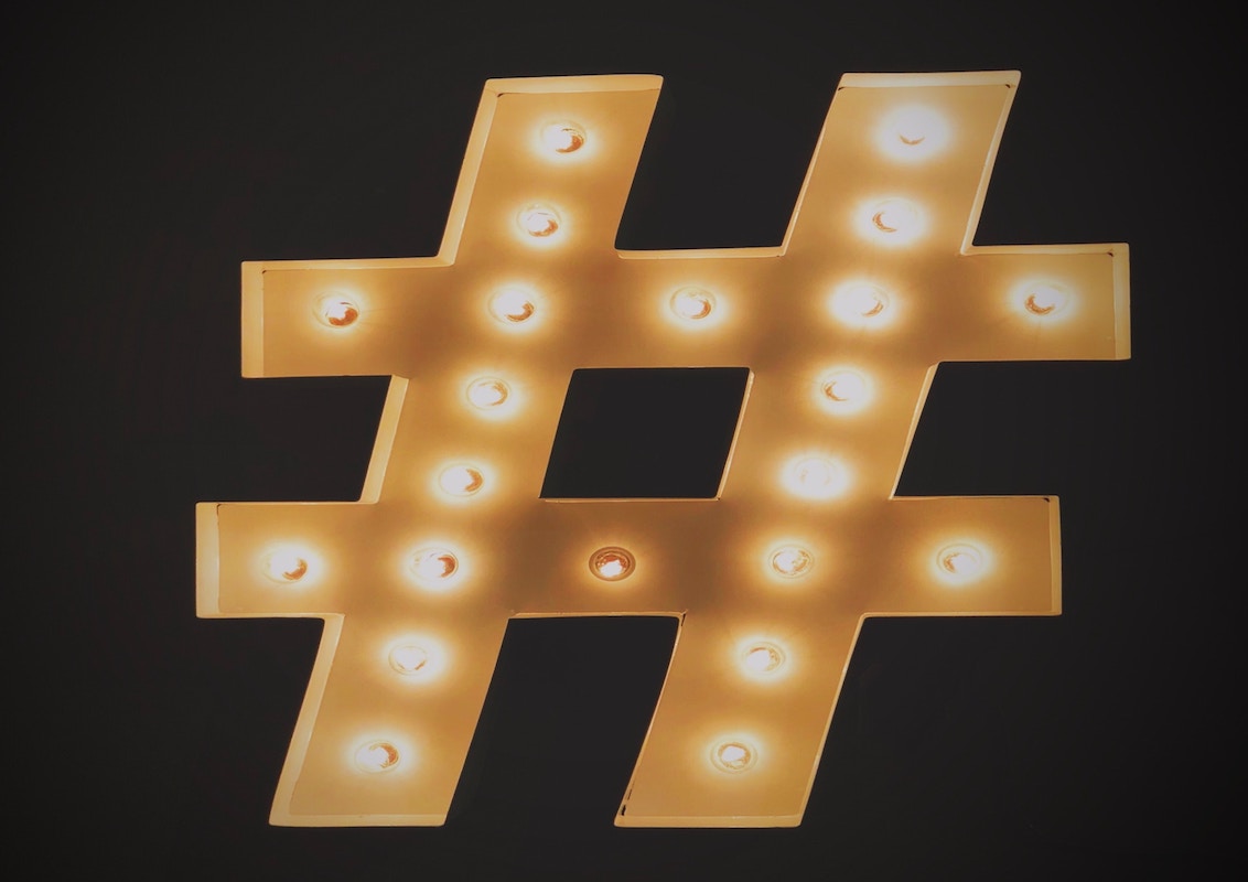 Luminoso na forma de uma hashtag, uma ferramenta muito utilizada em redes sociais
