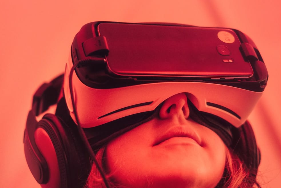 Pessoa usando headset de realidade virtual