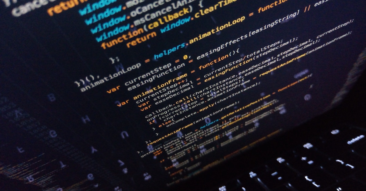 Computador com tela aberta em aba de programação