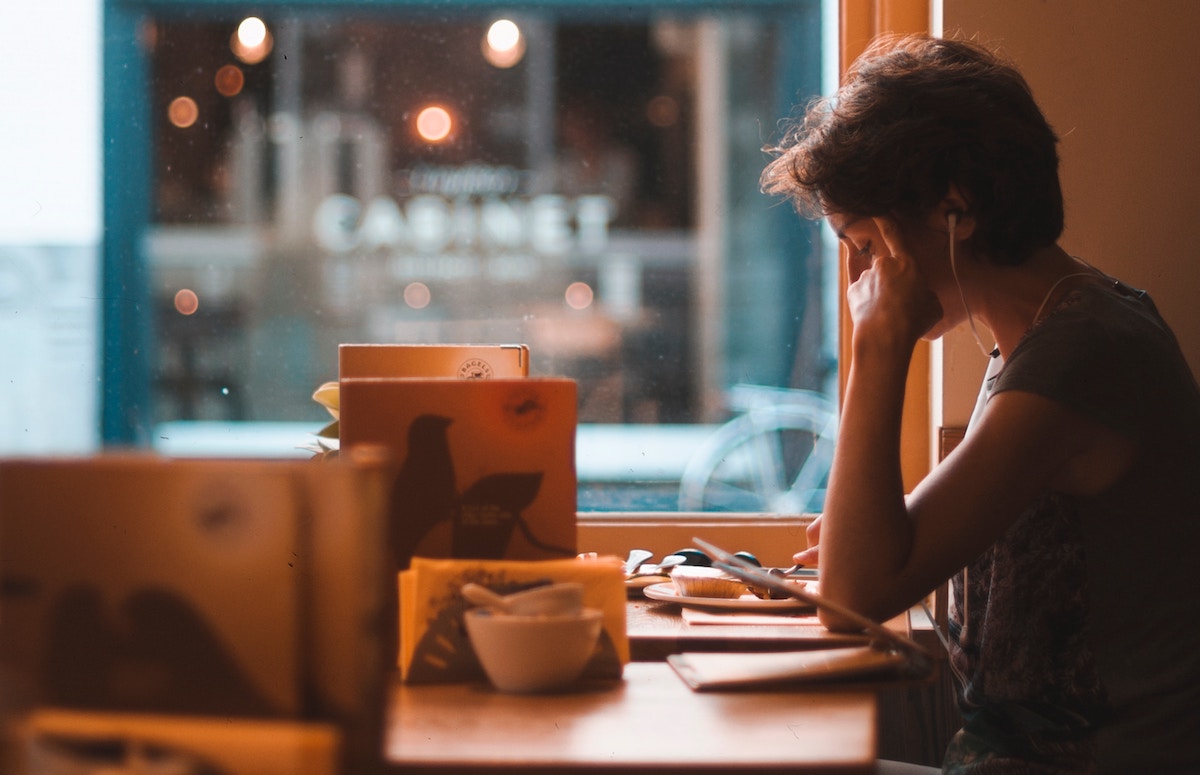 Pessoa compenetrada estudando em um ambiente informal - Carreira em TI