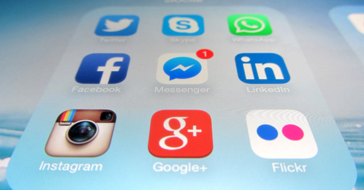 Foto de tela de celular com diversos ícones de redes sociais