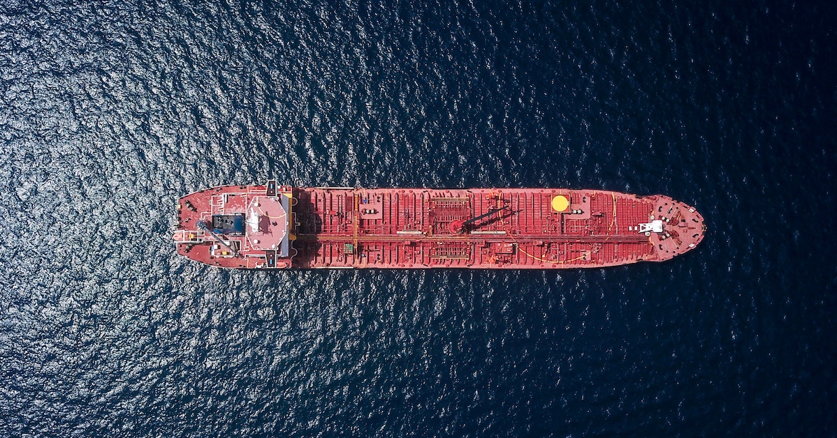 Visão aérea de navio cargueiro