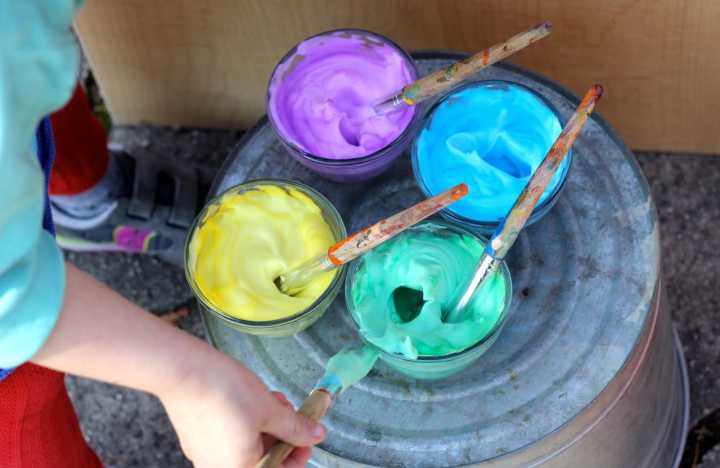 Painting-with-homemade-bath-paint-?-easy-DIY-fun?