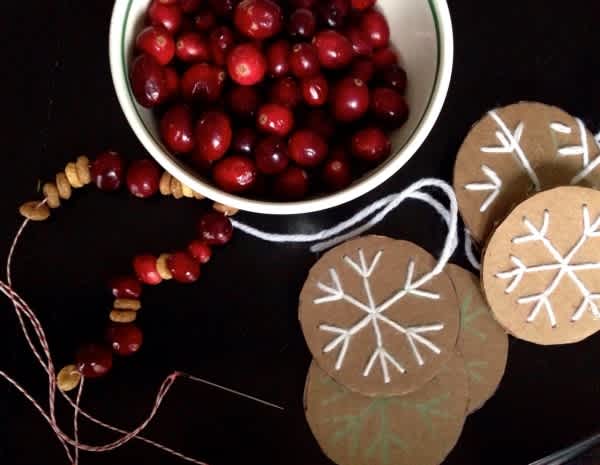 cranberry-garland-and-stiched-snowflake-ornaments-600x465