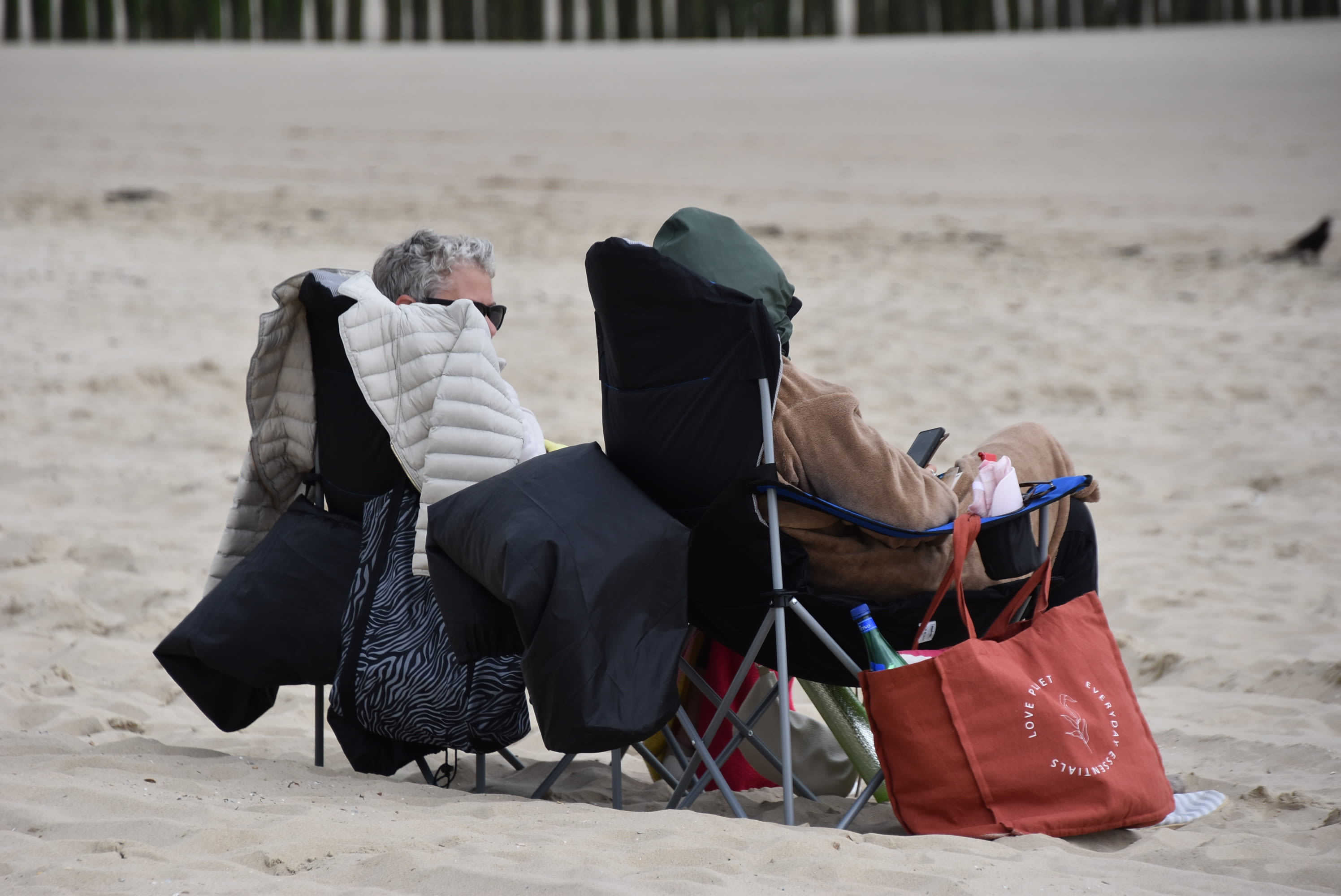 Niet heel warm op het strand. Foto: Anne-Marie van Iersel