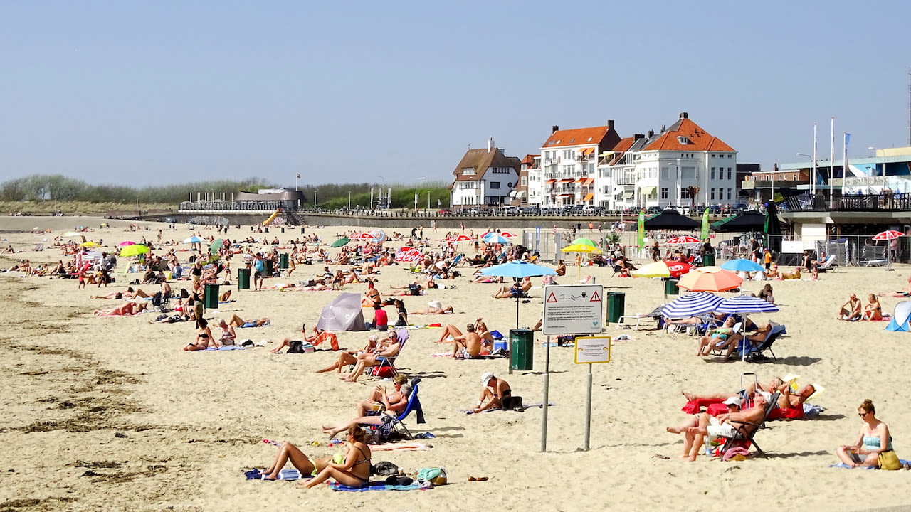 Aan het strand liggen is ook mogelijk in april. Foto: Ria Brasser