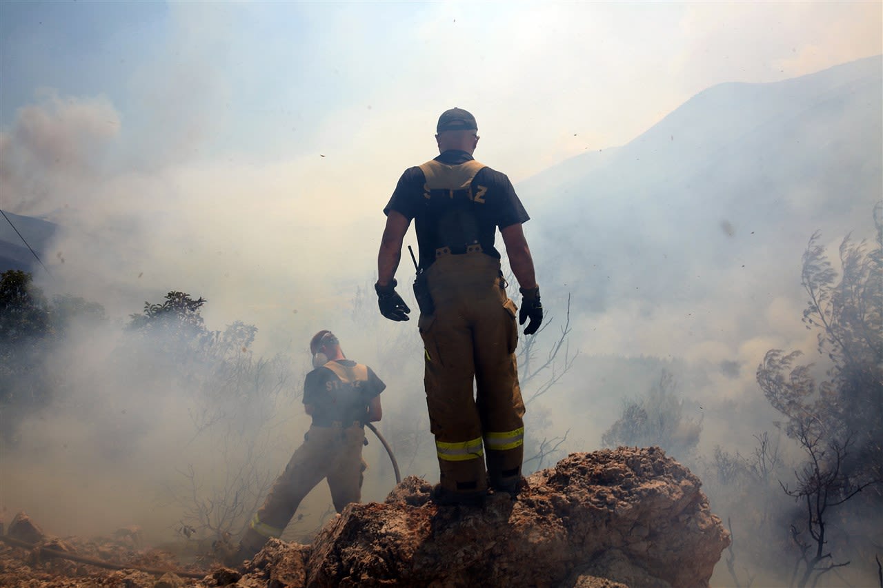 Brandweermannen bestrijden een bosbrand in het westen van Griekenland. Foto ANP / EPA/ALEXANDROS BELTES