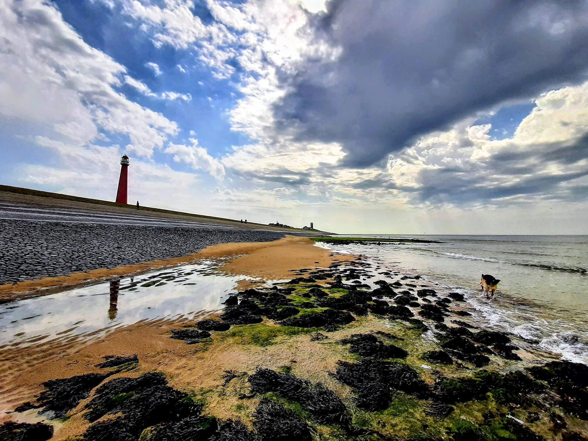 Wolken en zon op het strand bij Den Helder.
Foto: Nel van Es
