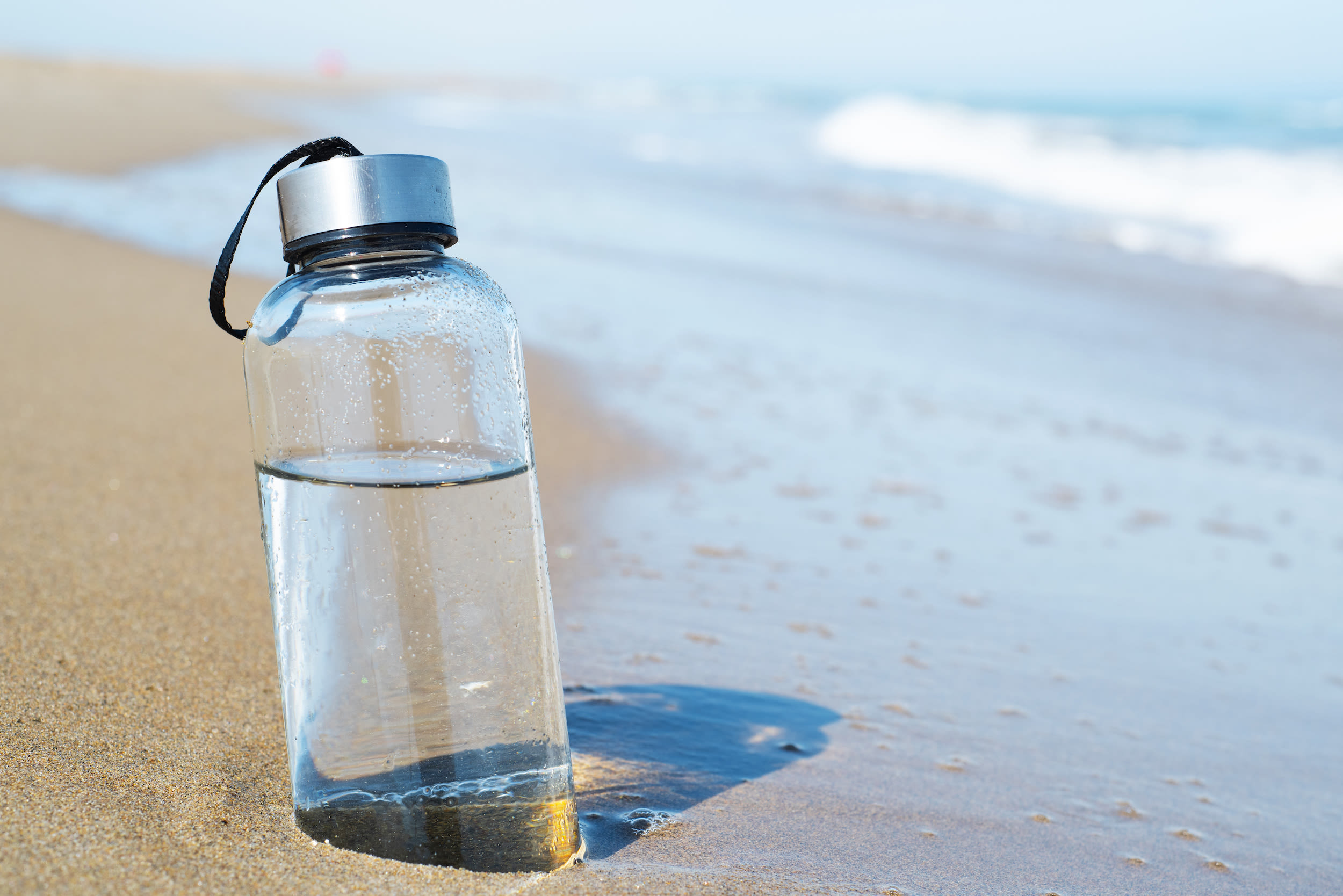 Strand, zeewater, branding, waterflesje