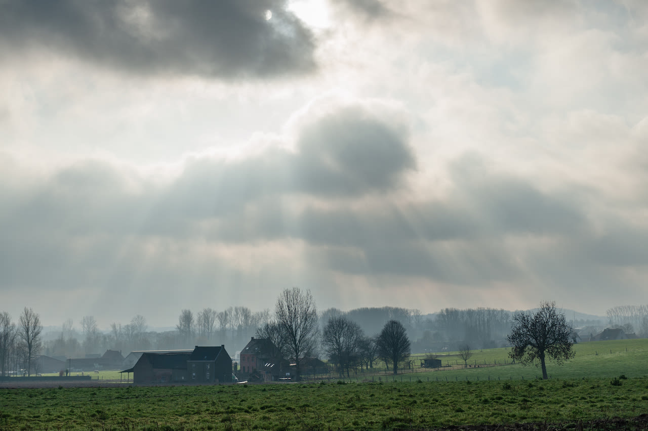 Af en toe weet de zon door het wolkendek te breken. Foto: Adobe Stock / Goldilock Project