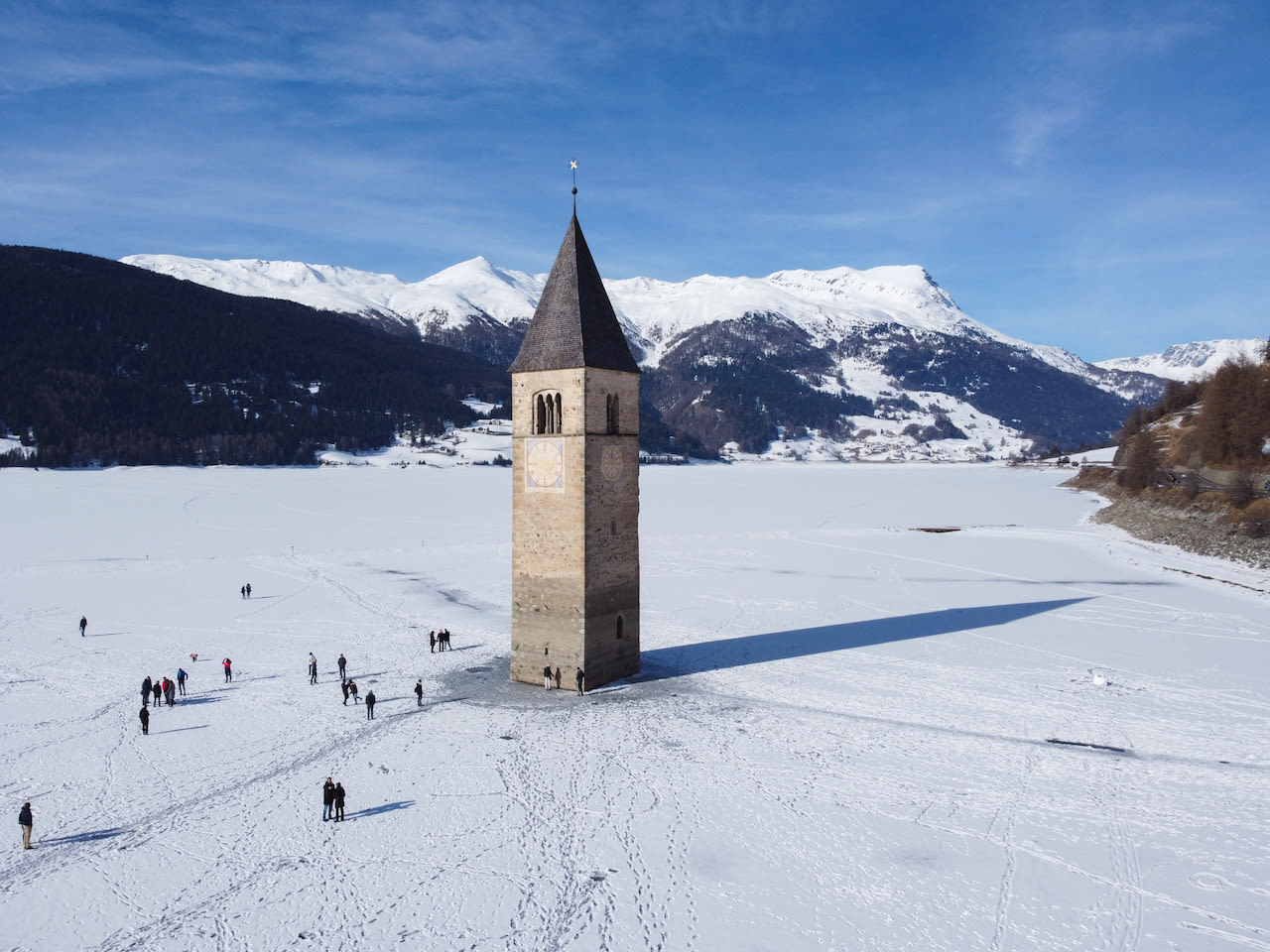 Op het meer van Resia kan in de wintermaanden ook geschaatst worden. Foto: Adobe Stock / Pietro