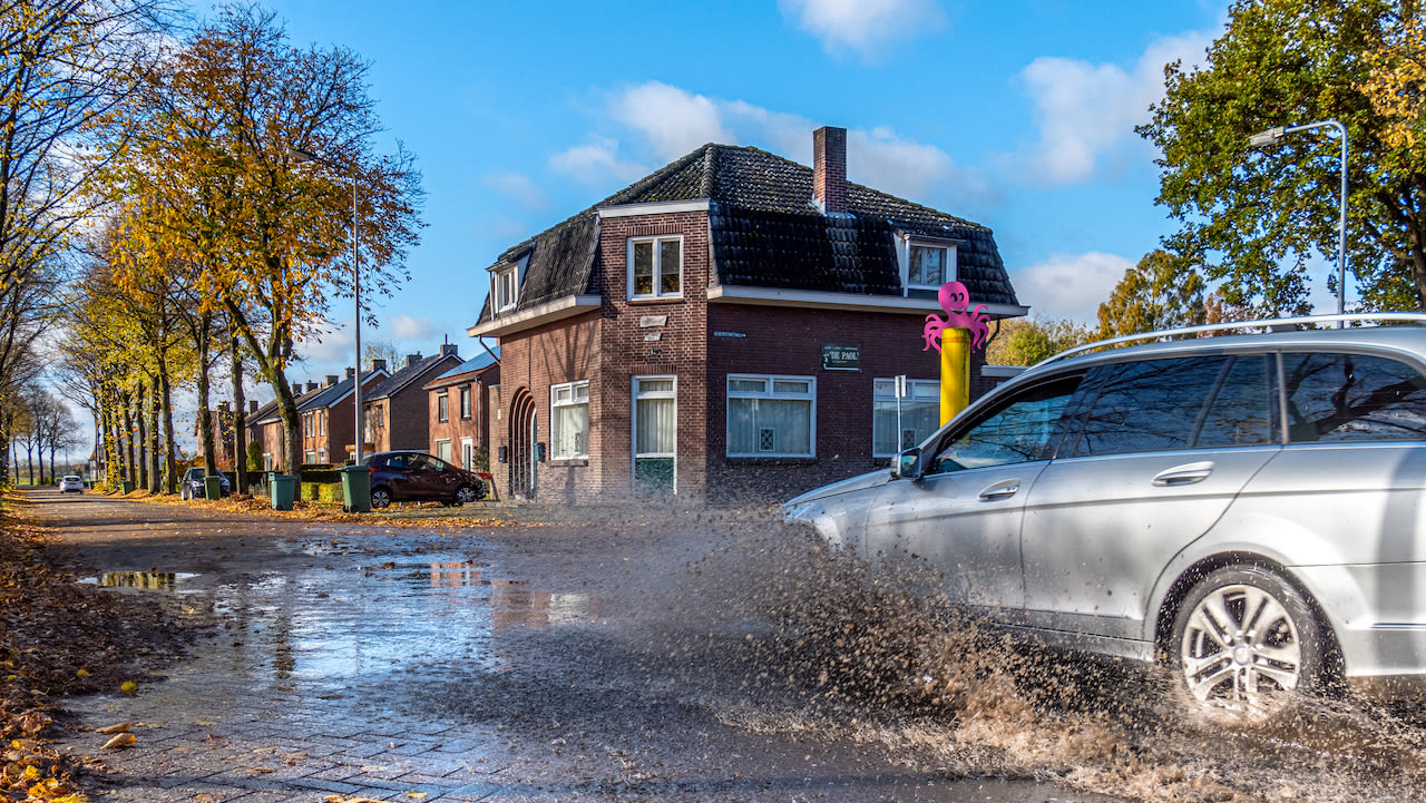 Regenplassen op de weg na een felle bui. Foto: Jos Hebben