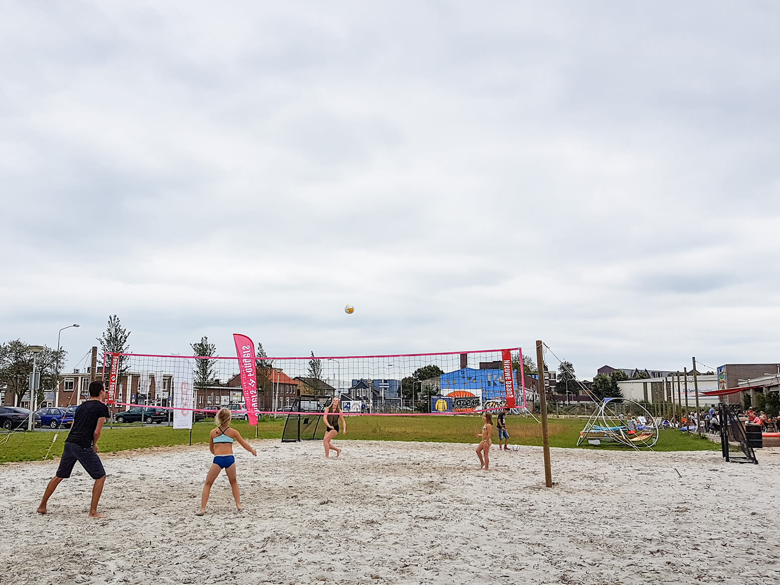 Beachvolleybal op het stadstrand. Foto: Burry van den Brink.