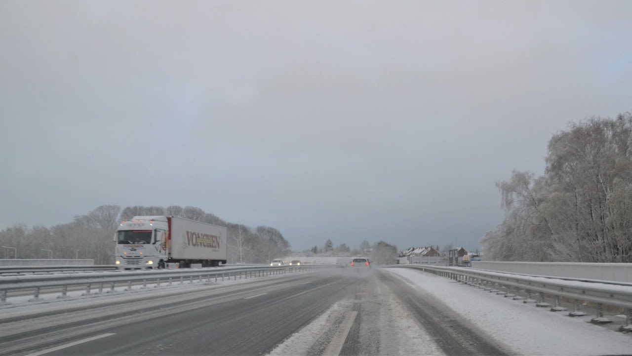 Gladheid door sneeuwbuien in april
