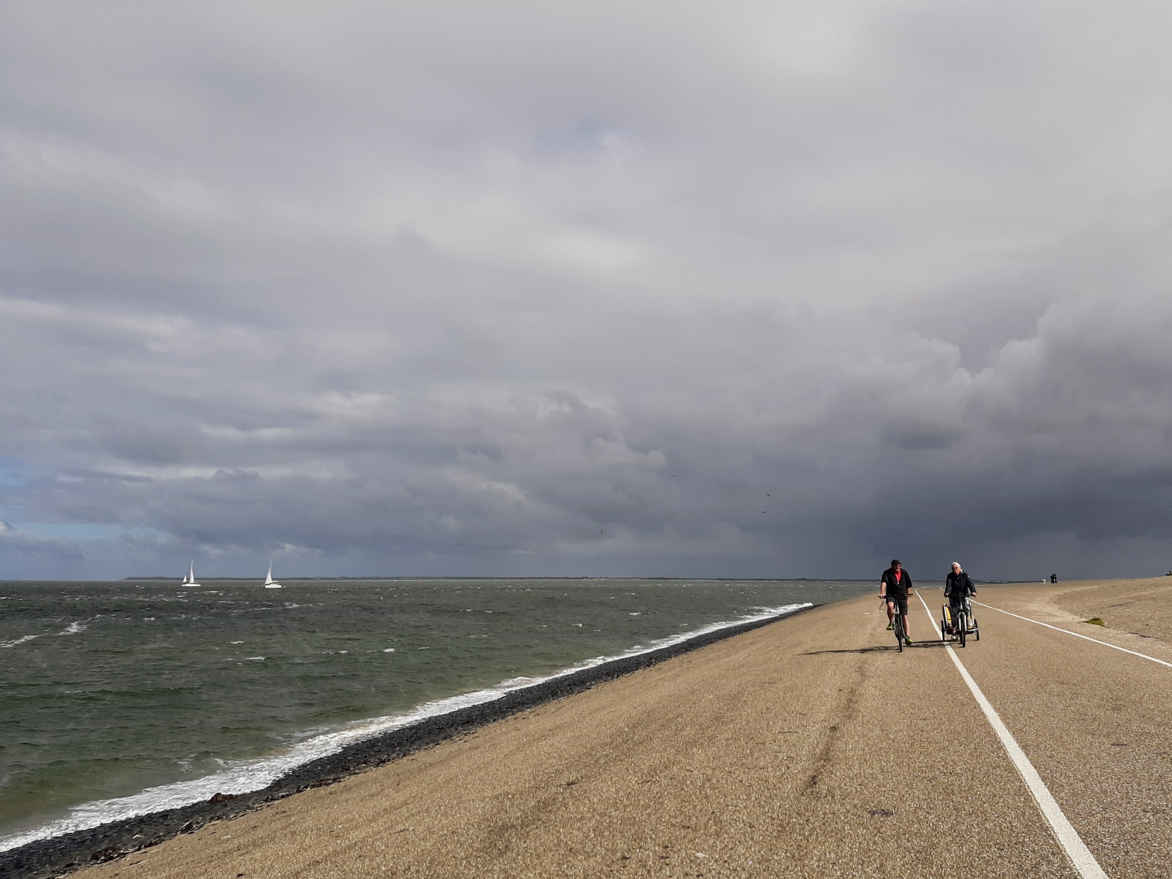 buien fietsen dijk zee
Foto: Nel van Es