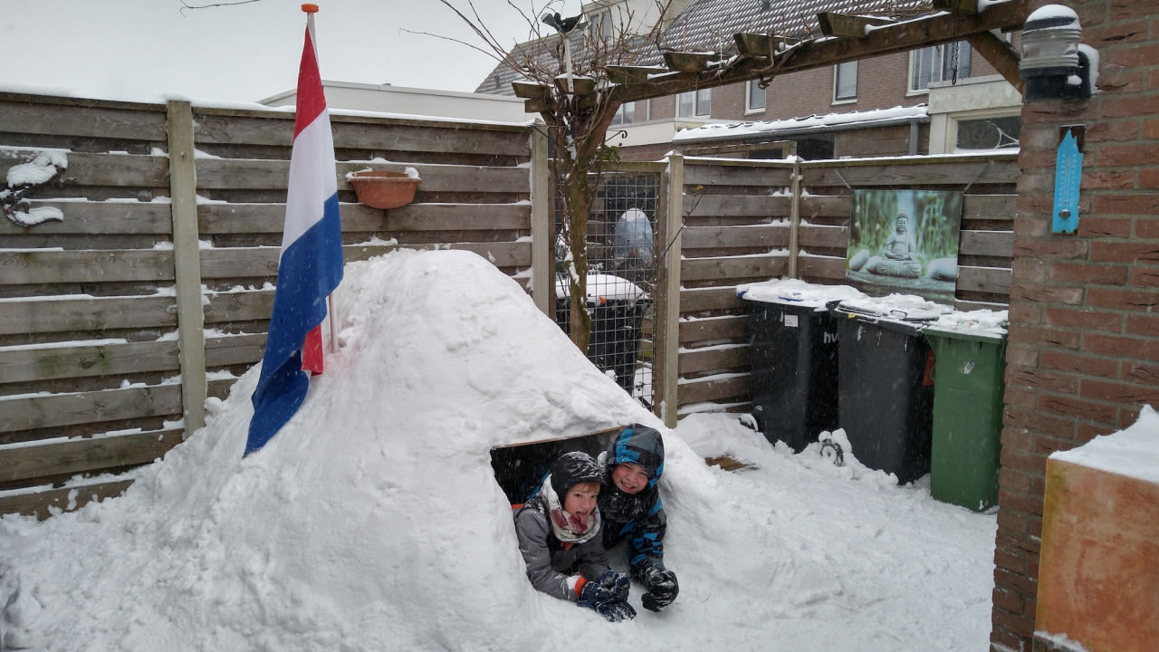 06fa515e-willemijn-versloot-twee-kinderen-in-iglo