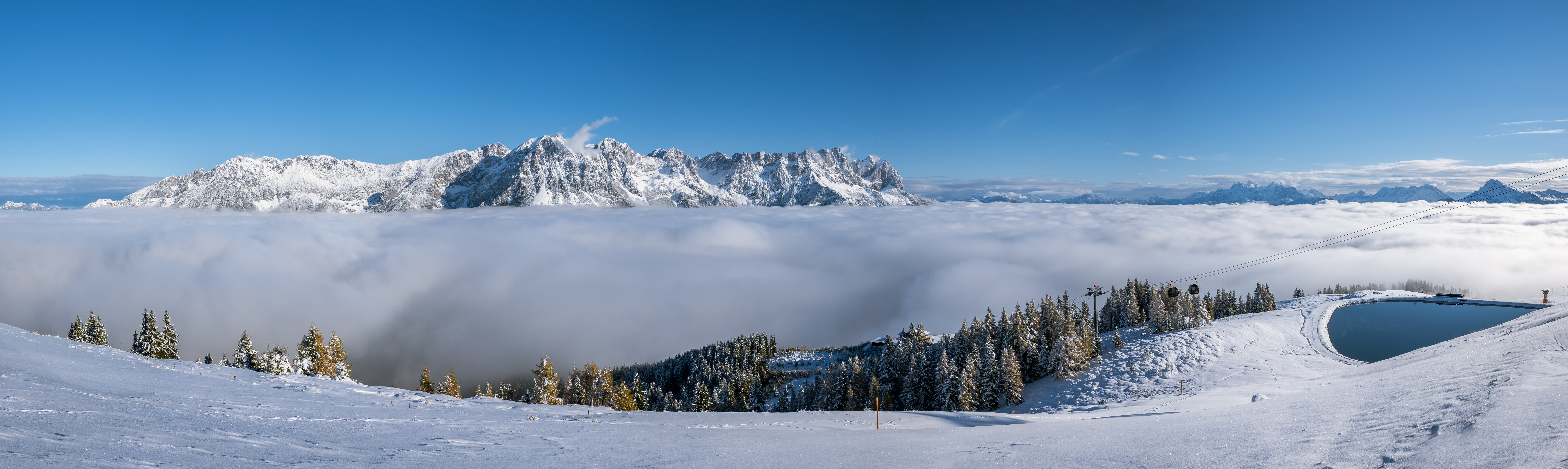 Wolkenvelden kunnen door een gebrek aan wind blijven hangen in de dalen. Foto: Adobe Stock / eafoto.at