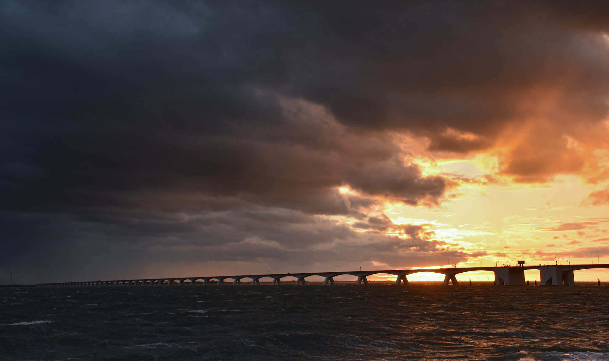 Met een stormachtige wind krijg je te maken met een verraderlijke wind op bruggen, zoals hier op de Zeelandbrug in Zierikzee. Foto: Ben Weststrate