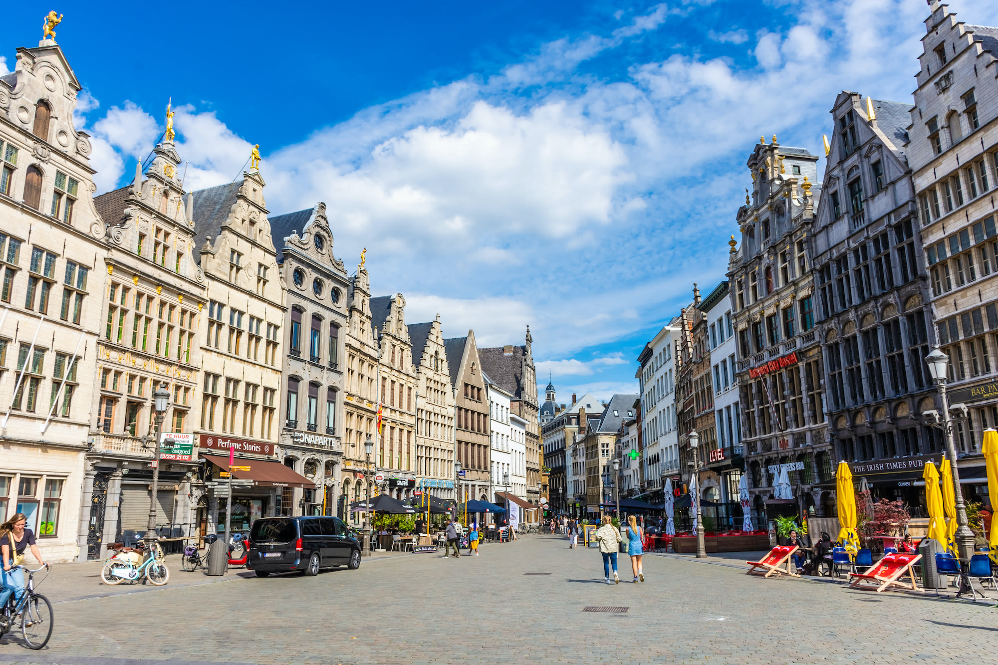 Vrij leeg centrum van Antwerpen bij mooi zomerweer