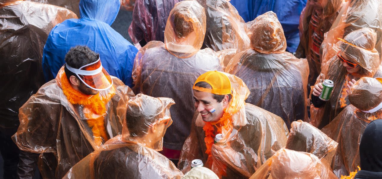 Koningsdag-in-de-regen-in-Amsterdam-1280x600