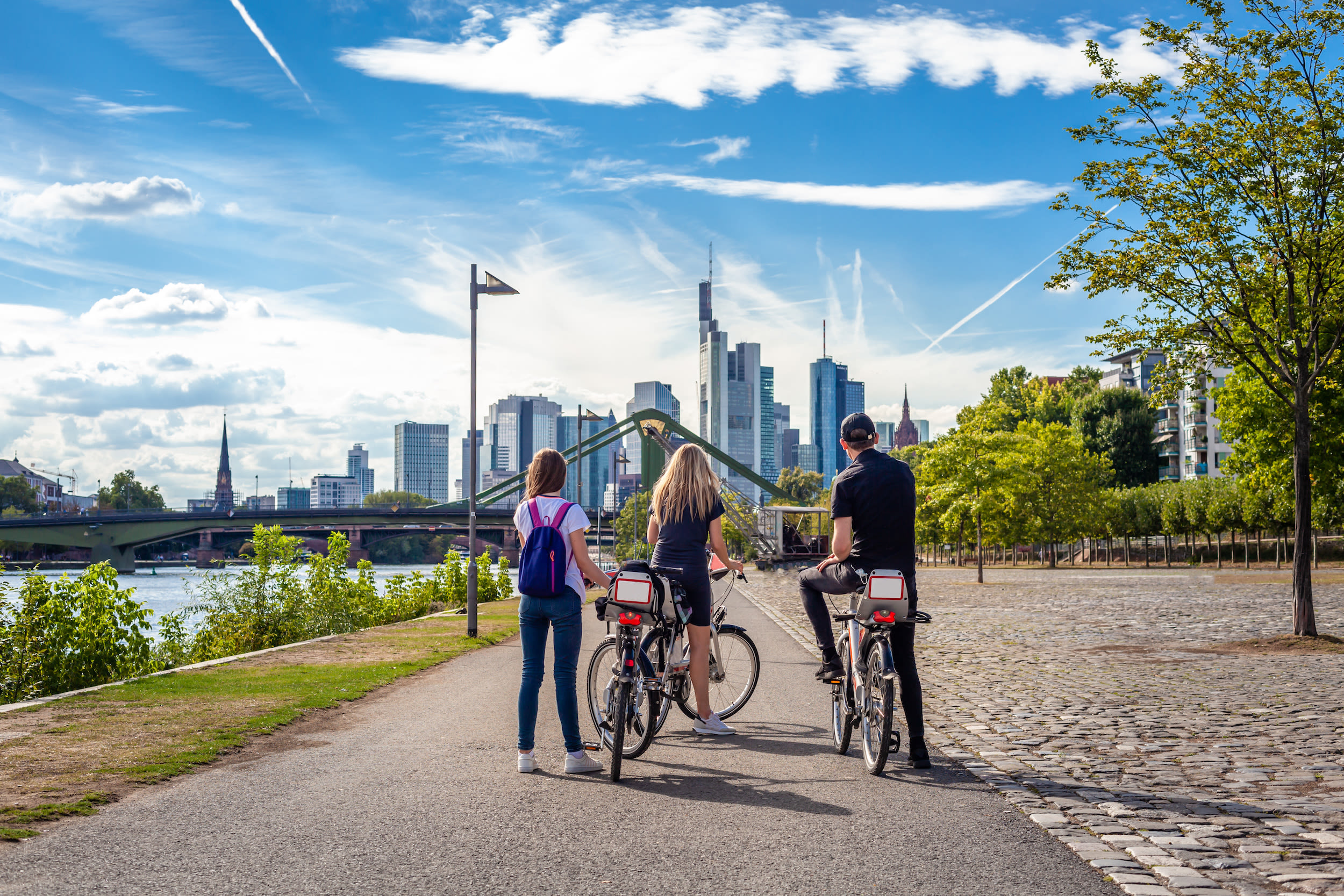 Frankfurt - Duitsland - Vakantieweer - Wolkenvelden en zon - Fietsers