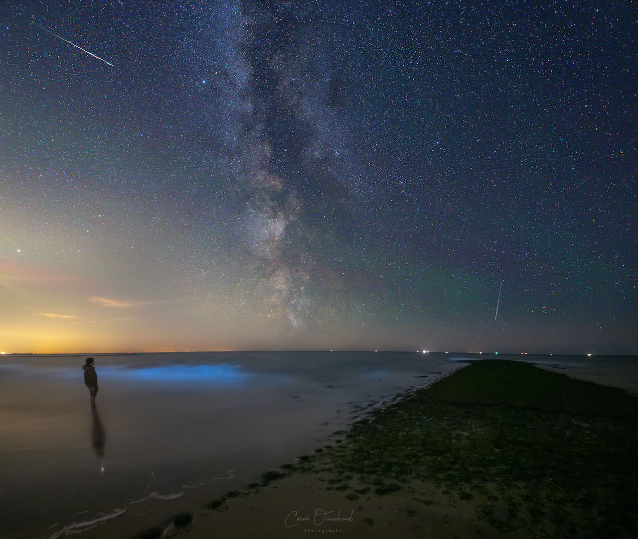 Perseïden en zeevonk gevangen in één beeld. Foto: Corné Ouwehand.