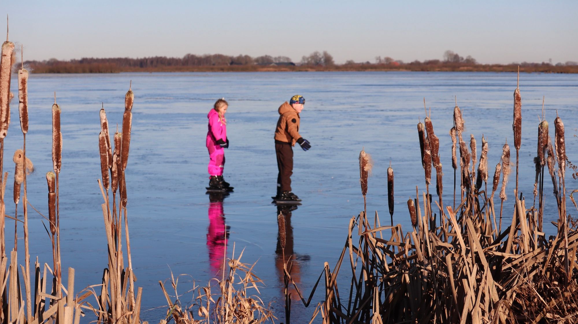 Voorzichtig schaatsen op dun ijs in Groningen