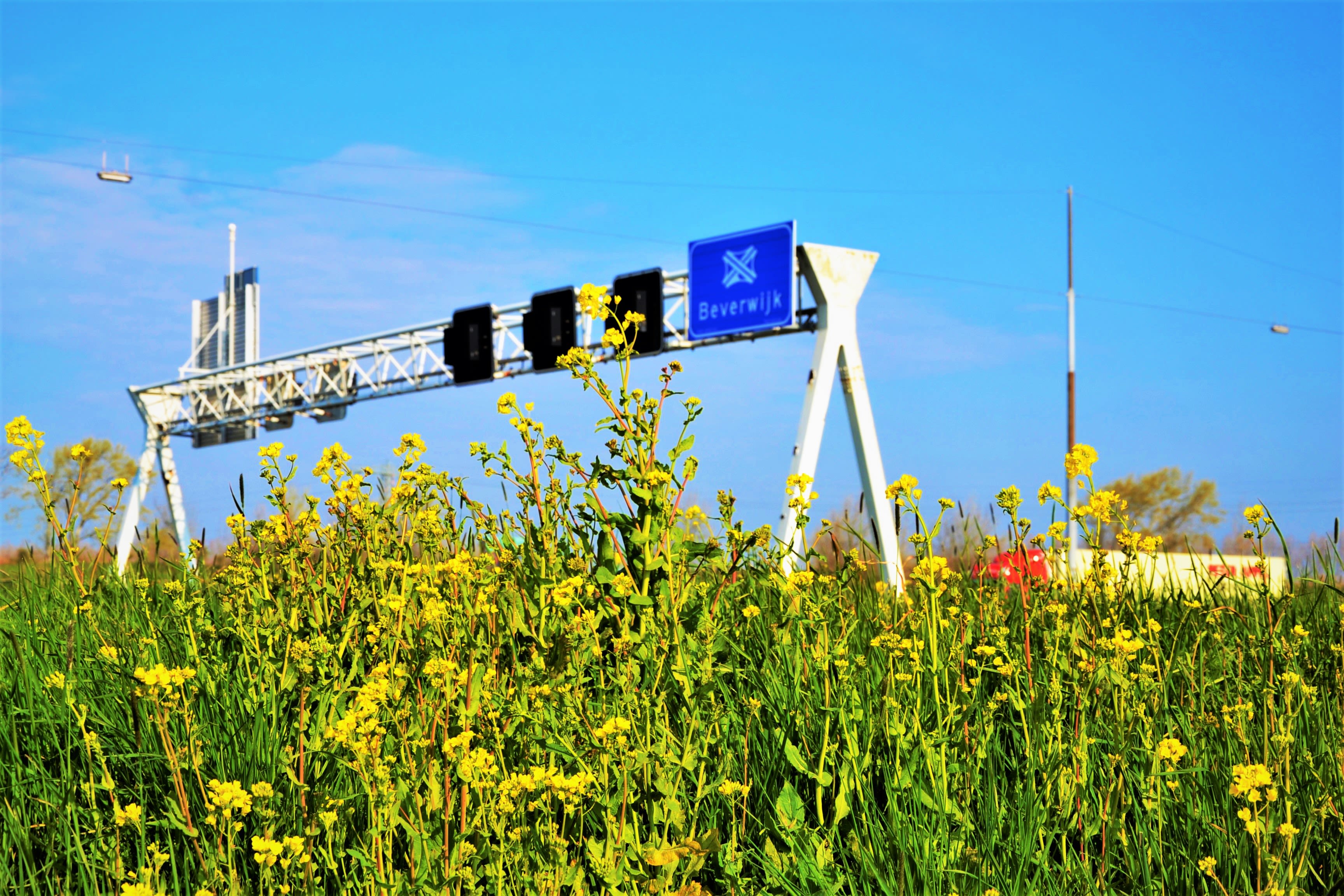 Op de snelweg kan het extra warm worden in de zomer. Ga goed voorbereid op pad. Foto: Henk Luntz.